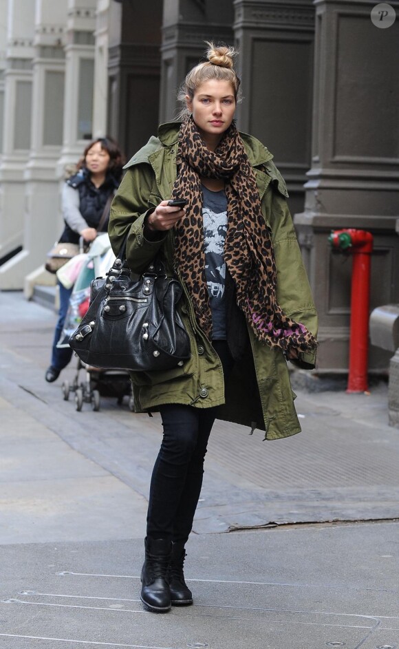 Le top Jessica Hart sait comment porter le look rock.  Cuir, parka, t-shirt métal et touche léopard pas encore complètement out, elle a tout bon. Bravo pour le chignon de danseuse qui assagit l'allure.