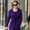 Sarah Jessica Parker en manteau violet dans les rues de New York. Preuve qu'un simple manteau peut vous habiller...