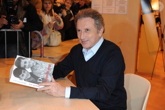 Michel Drucker au Salon Du Livre, à Porte de Versailles, le 18 mars 2011.