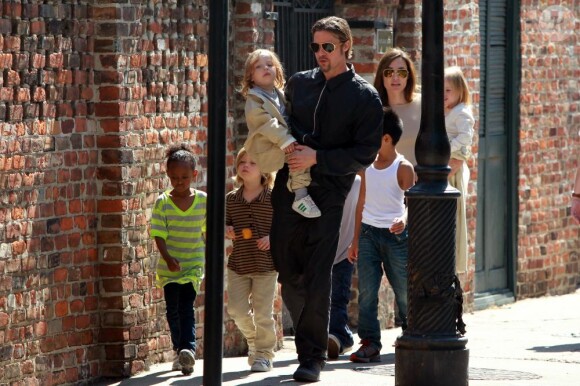 Angelina Jolie, Brad Pitt et tous leurs enfants à la Nouvelle-Orléans samedi 19 mars 2011.