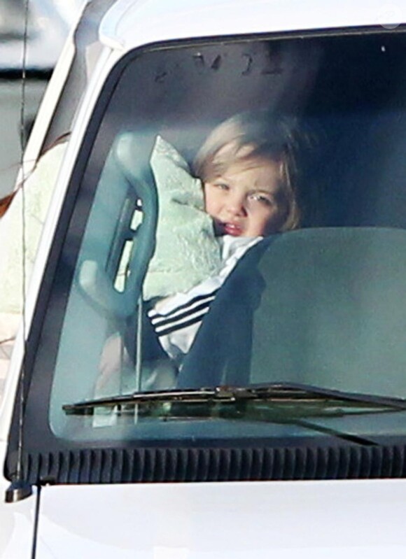 Angelina Jolie arrive à la Nouvelle Orléans en avion privé avec ses 6 enfants pour rejoindre son chéri Brad Pitt sur le tournage