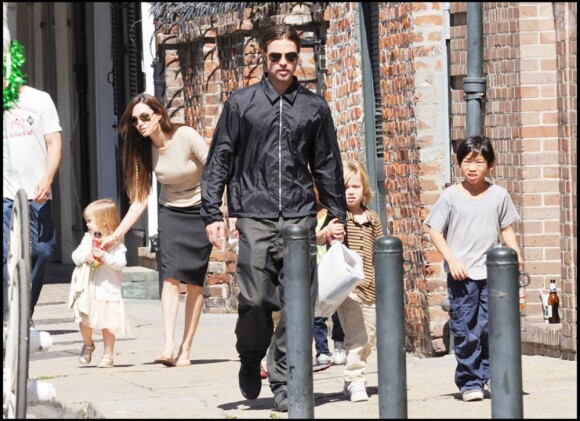 Brad Pitt et Angelina Jolie avec tous leurs enfants le 19 mars 2011 à la Nouvelle Orléans !!