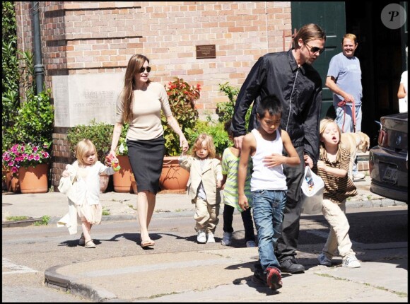 Brad Pitt et Angelina Jolie avec tous leurs enfants le 19 mars 2011 à la Nouvelle Orléans !!