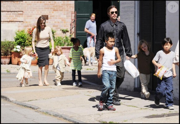 Brad Pitt et Angelina Jolie avec tous leurs enfants le 19 mars 2011 à la Nouvelle Orléans !!