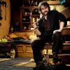 Peter Jackson dans les décors de Bilbo Le Hobbit, à Wellington, en Nouvelle-Zélande, en mars 2011.