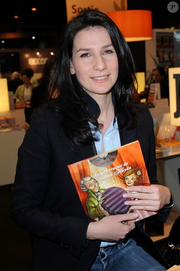 Marie Drucker présente sa collection Les histoires musicales imaginaires  de Marie Drucker, au Salon du Livre, à Paris, le 21 mars 2011.