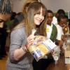 Hilary Duff se rend dans une école de Chicago pour venir en aide aux enfants défavorisés, mercredi 23 mars.