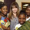 Hilary Duff se rend dans une école de Chicago pour venir en aide aux enfants défavorisés, mercredi 23 mars.