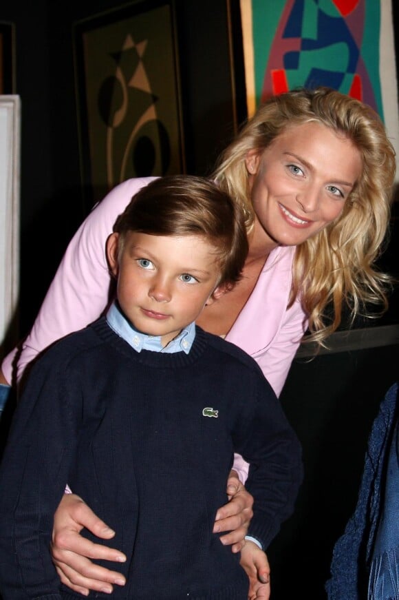 Photo Sarah Marshall et son fils Zoltan en mars 2009, à Paris, au 89e anniversaire de Michèle Photo Sarah Marshall et son fils Zoltan en mars 2009, à Paris, au 89e anniversaire de Michèle