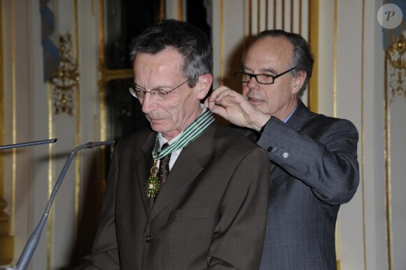 Frédéric Mitterrand décore Patrice Leconte, gradé commandeur des Arts et des Lettres le 24 mars 2011