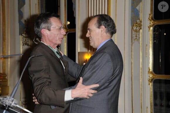 Frédéric Mitterrand décore Patrice Leconte, gradé commandeur des Arts et des Lettres le 24 mars 2011