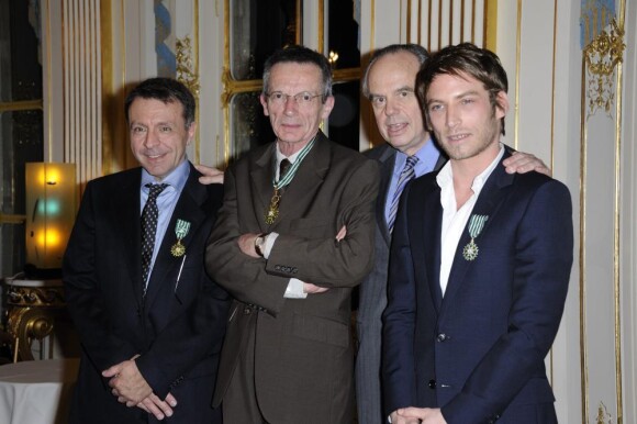 Frédéric Mitterrand entouré des nouveaux décorés, Jean-Marie Boursicot, Patrice Leconte et Ora-Ito le 24 mars 2011