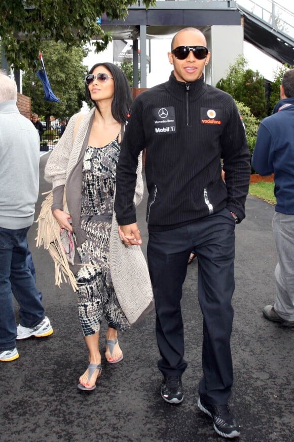 A Melbourne pour le premier grand prix de la saison, le 27 mars 2011, Lewis Hamilton peut compter sur le soutien très tendre de sa chérie Nicole Scherzinger.