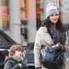 Rachel Weisz dans les rues de New York en compagnie de son fils Henry, mars 2011