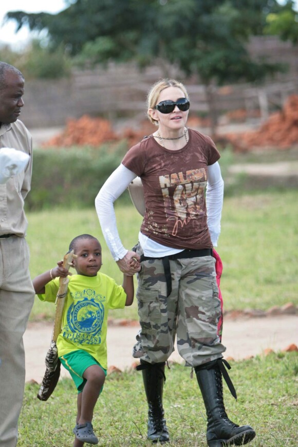 Madonna et son fils adoptif David au Malawi. Mars 2009