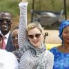 Madonna pose la première brique de son école pour filles au Malawi. Avril 2010