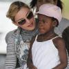 Madonna pose la première brique de son école pour filles au Malawi. Sa fille adoptive Mercy est à ses côtés. Avril 2010