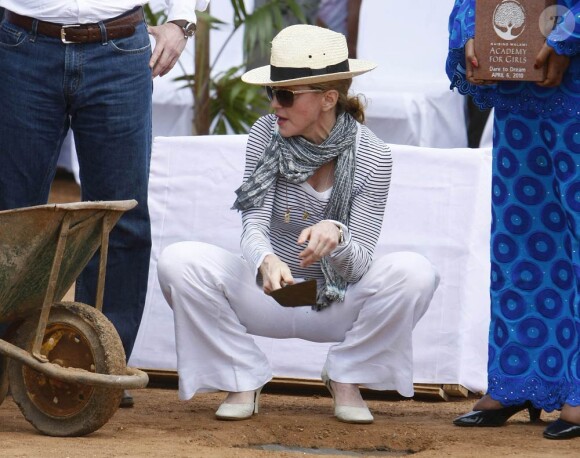 Madonna pose la première brique de son école pour filles au Malawi. Avril 2010