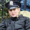 Leelee Sobieski le 29 mars 2011 en plein tournage de la nouvelle série policière Rookies. Petite pause bien méritée. La doudoune est de rigueur, il fait frais à New-York en mars
