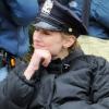 Leelee Sobieski le 29 mars 2011 en plein tournage de la nouvelle série policière Rookies. Elle décoche un sourire charmant pendant sa pause