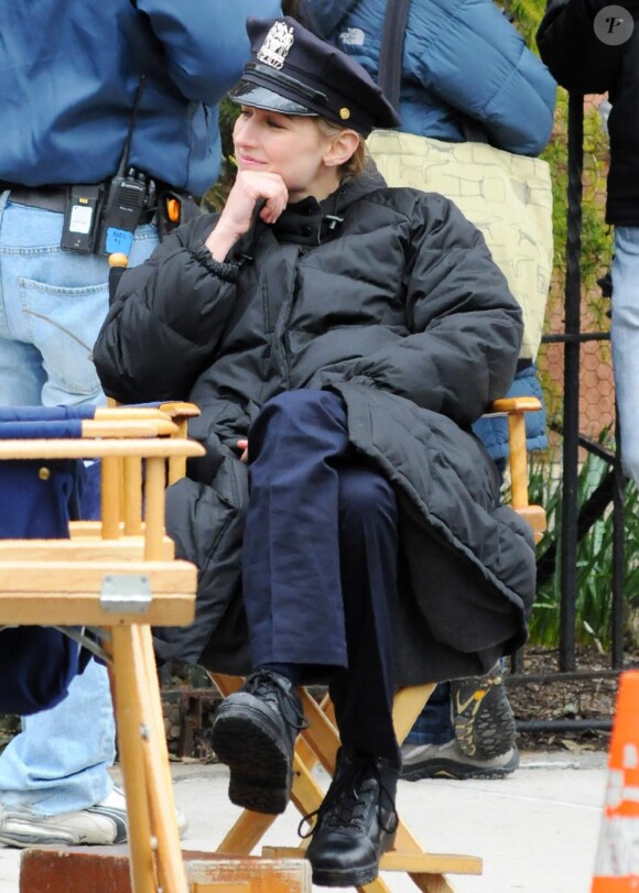 Leelee Sobieski le 29 mars 2011 en plein tournage de la nouvelle série policière Rookies. Elle décoche un sourire charmant pendant sa pause