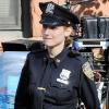 Leelee Sobieski le 29 mars 2011 en plein tournage de la nouvelle série policière Rookies. Armée de sa matraque, elle arpente le plateau de tournage
