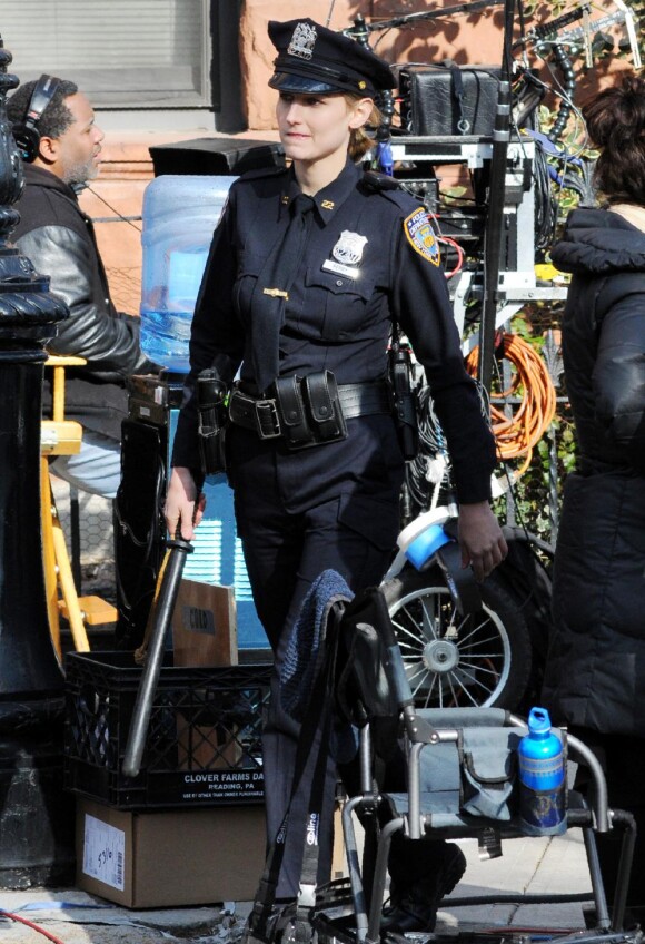 Leelee Sobieski le 29 mars 2011 en plein tournage de la nouvelle série policière Rookies. Armée de sa matraque, elle arpente le plateau de tournage