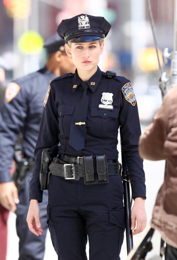 Leelee Sobieski en plein tournage de la nouvelle série policière Rookies le 29 mars 2011. L'uniforme lui va comme un gant