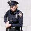 Leelee Sobieski le 29 mars 2011 en plein tournage de la nouvelle série policière Rookies. Attention, elle s'apprête à tirer ! Ou bien elle réajuste son ceinturon...