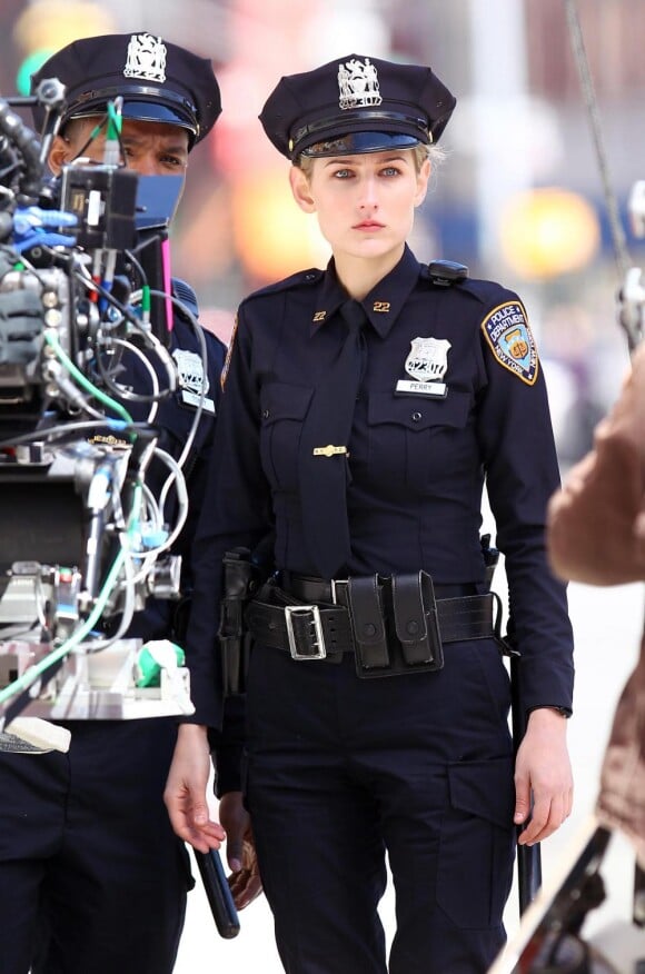 Leelee Sobieski en plein tournage de la nouvelle série policière Rookies à Manhattan le 29 mars 2011. Le képi lui va à ravir et fait ressortir ses beaux yeux bleus