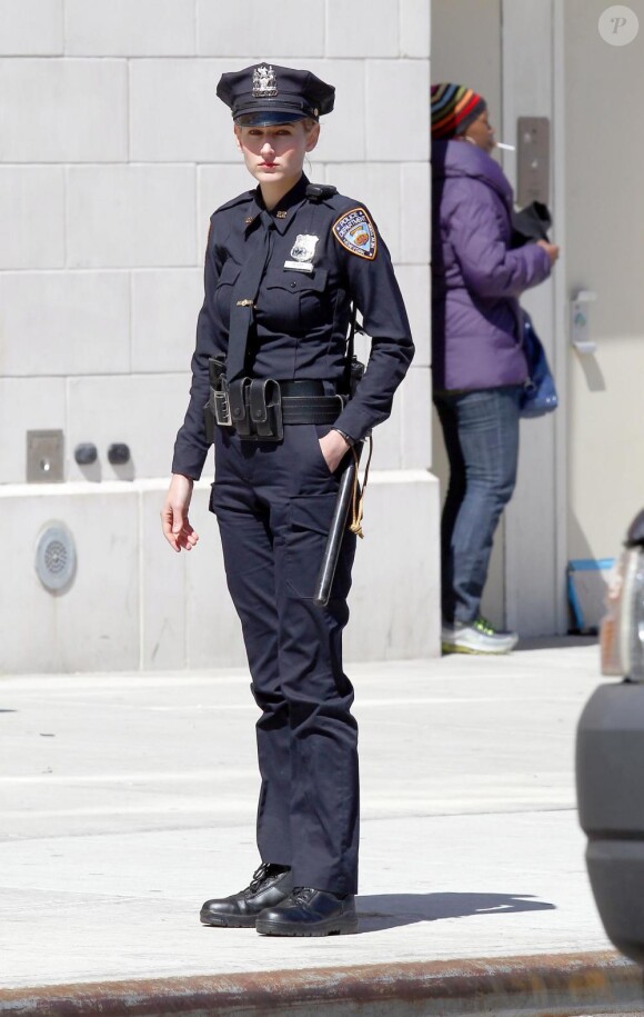 Leelee Sobieski le 29 mars 2011 en plein tournage de la nouvelle série policière Rookies. Ce n'est pas les mains dans les poches qu'elle va aider ses concitoyens !
