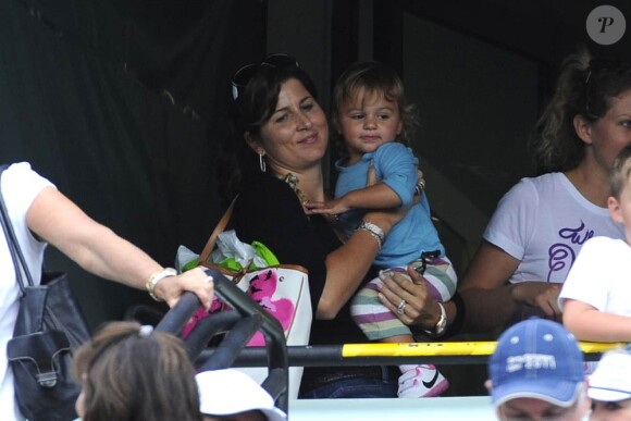 Dans les travées du Tennis Center de Crandon Park, le 28 mars 2011, Mirka et l'une de ses jumelles - Charlene ou Myla ? - savourent le succès de, respectivement, leur mari et papa : Roger Federer.