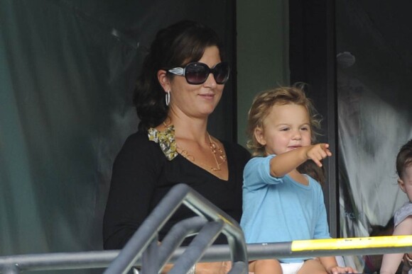 Dans les travées du Tennis Center de Crandon Park, le 28 mars 2011, Mirka et l'une de ses jumelles - Charlene ou Myla ? - savourent le succès de, respectivement, leur mari et papa : Roger Federer.