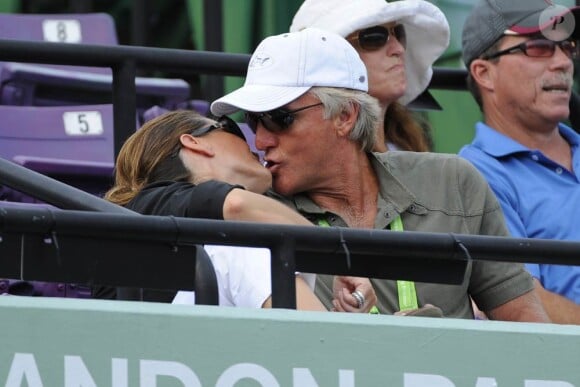 Dans les travées du Tennis Center de Crandon Park, le 28 mars 2011, Greg Norman et son épouse depuis novembre 2010, Kirsten Kutner, ont eux aussi des "échanges prolongés" !