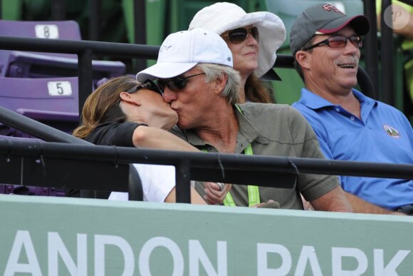 Dans les travées du Tennis Center de Crandon Park, le 28 mars 2011, Greg Norman et son épouse depuis novembre 2010, Kirsten Kutner, ont eux aussi des "échanges prolongés" !