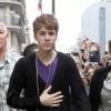 Des dizaines de fans attendaient Justin Bieber à la soirée de son hôtel parisien (Hôtel de Sers), mardi 29 mars.