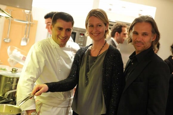 Christopher Hache, Luana et Paul Belmondo lors du dîner Philadelphia le 28 mars 2011