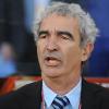 Raymond Domenech (photo : en juin 2010 en Afrique du Sud) a reçu un chèque d'environ 30 000 euros de la part de la FFF, fin mars 2011. Lui réclame près de 3 millions d'euros devant les prud'hommes pour licenciement abusif...