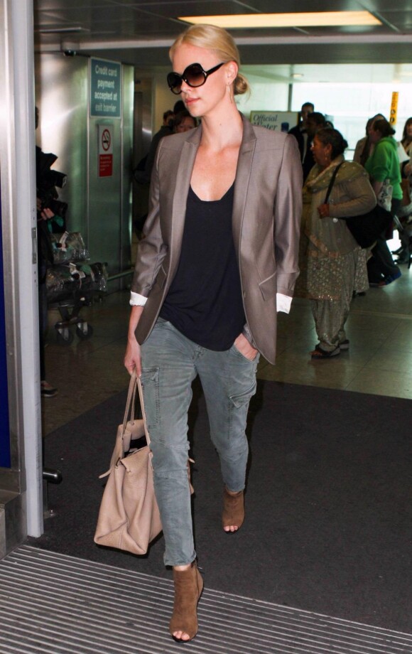 Charlize Theron a tout bon dans son cargo kaki, son t-shirt loose et son blazer irisé. Un look au top et une allure boyish qu'on adore 