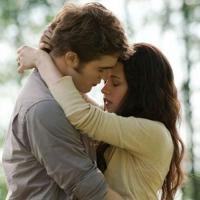 Twilight : Les photos de la scène d'amour entre Edward et Bella dévoilées !