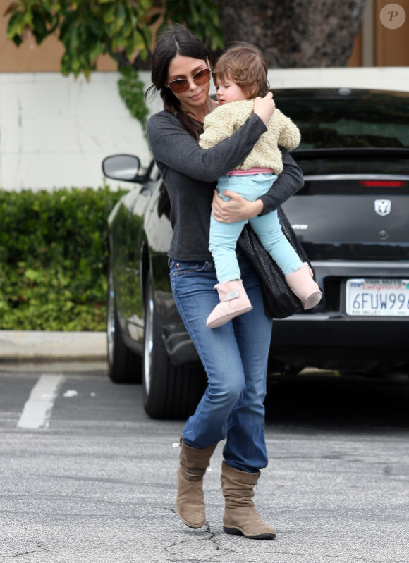 Oksana Grigorieva et sa fille Lucia à Sherman Oaks, Los Angeles le 25 mars 2011