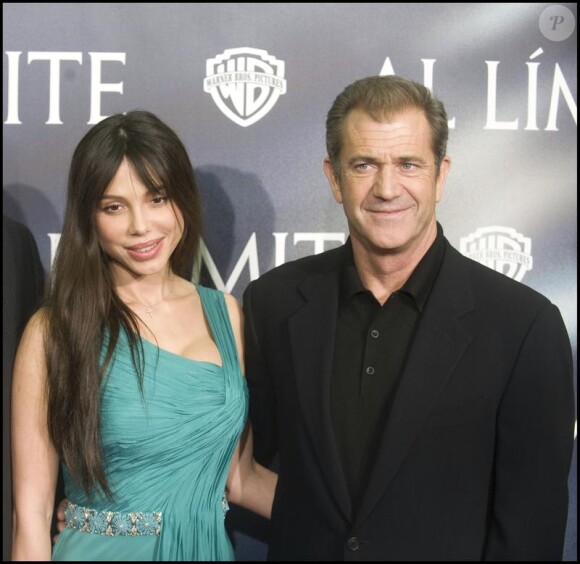 Mel Gibson et Oksana Grigorieva au temps du bonheur à la première du film The Edge of Darkness à Madrid en février 2010
 
 
