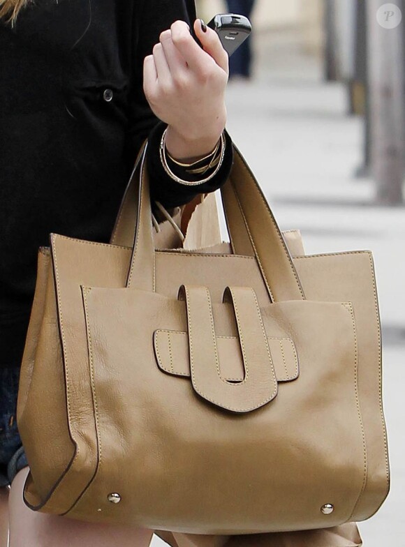 La ravissante Emma Roberts en journée shopping dans le quartier de Beverly Hills, à Los Angeles, le 2 avril 2011.