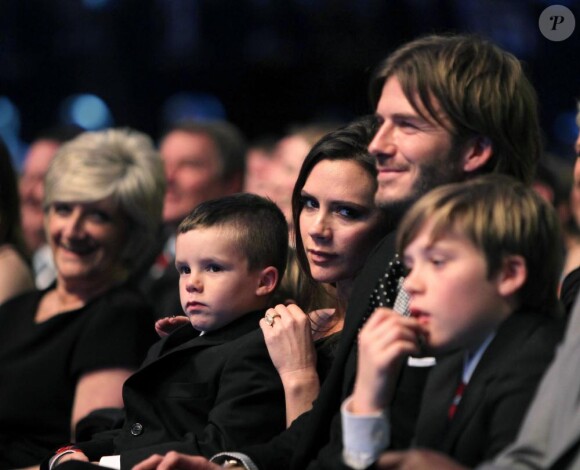 Victoria, David Beckham et leurs fils durant le BCC Personality of the year à Birmingham en décembre 2010 