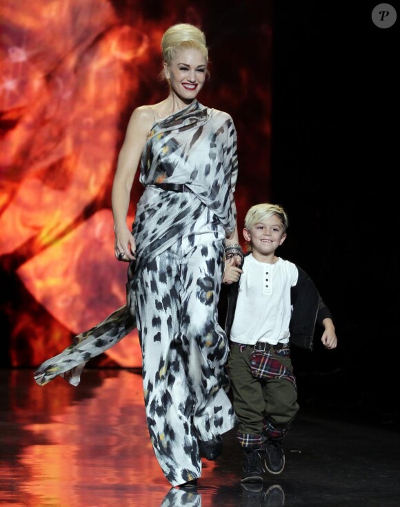 Gwen Stefani lors de l'un de ses défilés, inséparable de son fils aîné, Kingston