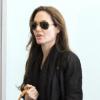 Angelina Jolie arrive à l'aéroport de Los Angeles pour s'envoler vers Paris le 3 avril 2011I