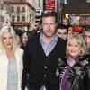 Tori Spelling, Dean McDermott et Candy Spelling assistent à la  représentation du spectacle How to succeed in business without really  trying, dimanche 3 avril à Broadway. 