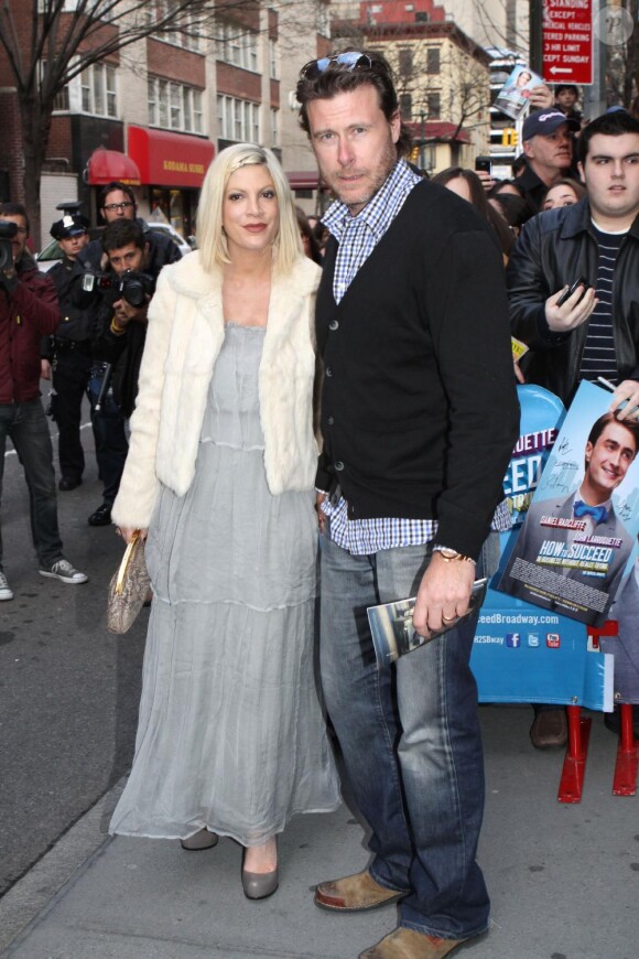 Tori Spelling, Dean McDermott et Candy Spelling assistent à la  représentation du spectacle How to succeed in business without really  trying, dimanche 3 avril à Broadway. 