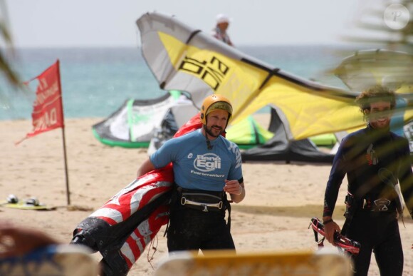 Le 3 avril 2011, le prince héritier Haakon de Norvège s'éclatait aux îles Canaries, à Fuerteventura, entre kitesurf et windsurf...