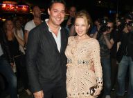 Kylie Minogue : Sexy et souriante pour soutenir un fidèle ami !